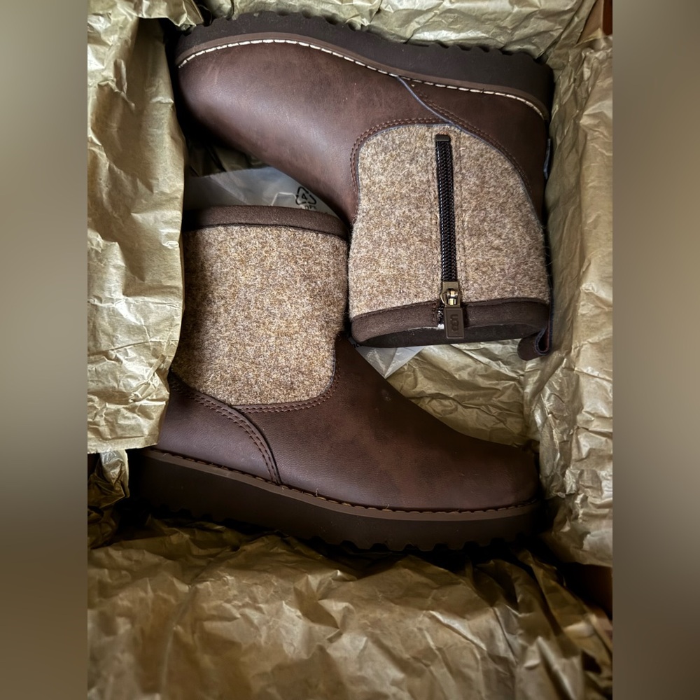 UGG K Bayson kids Boots in Brown and Tan size 1